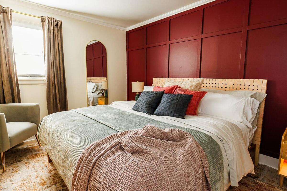 Opulence On Oak Street Apartment