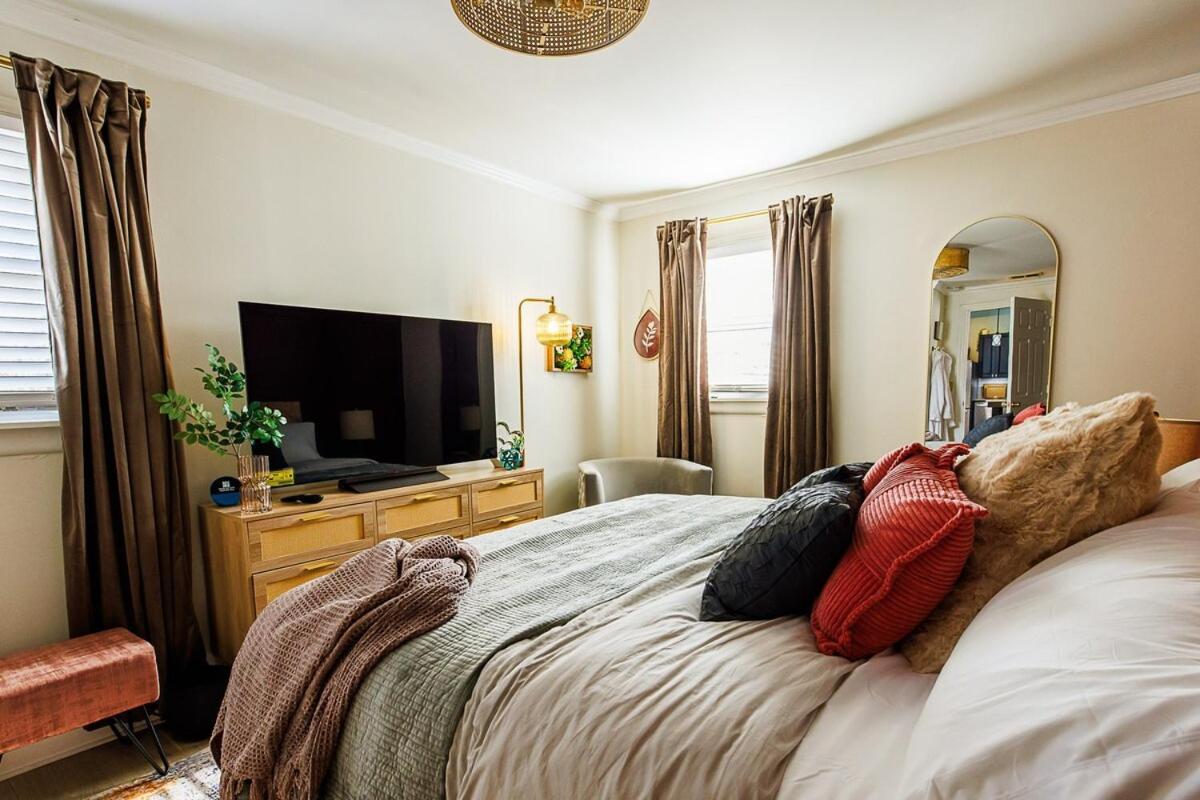 Opulence On Oak Street Apartment *