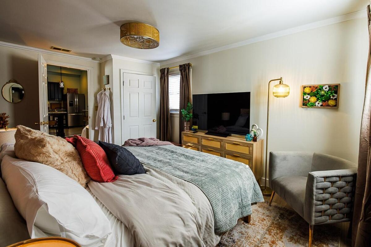 Opulence On Oak Street Apartment Louisville