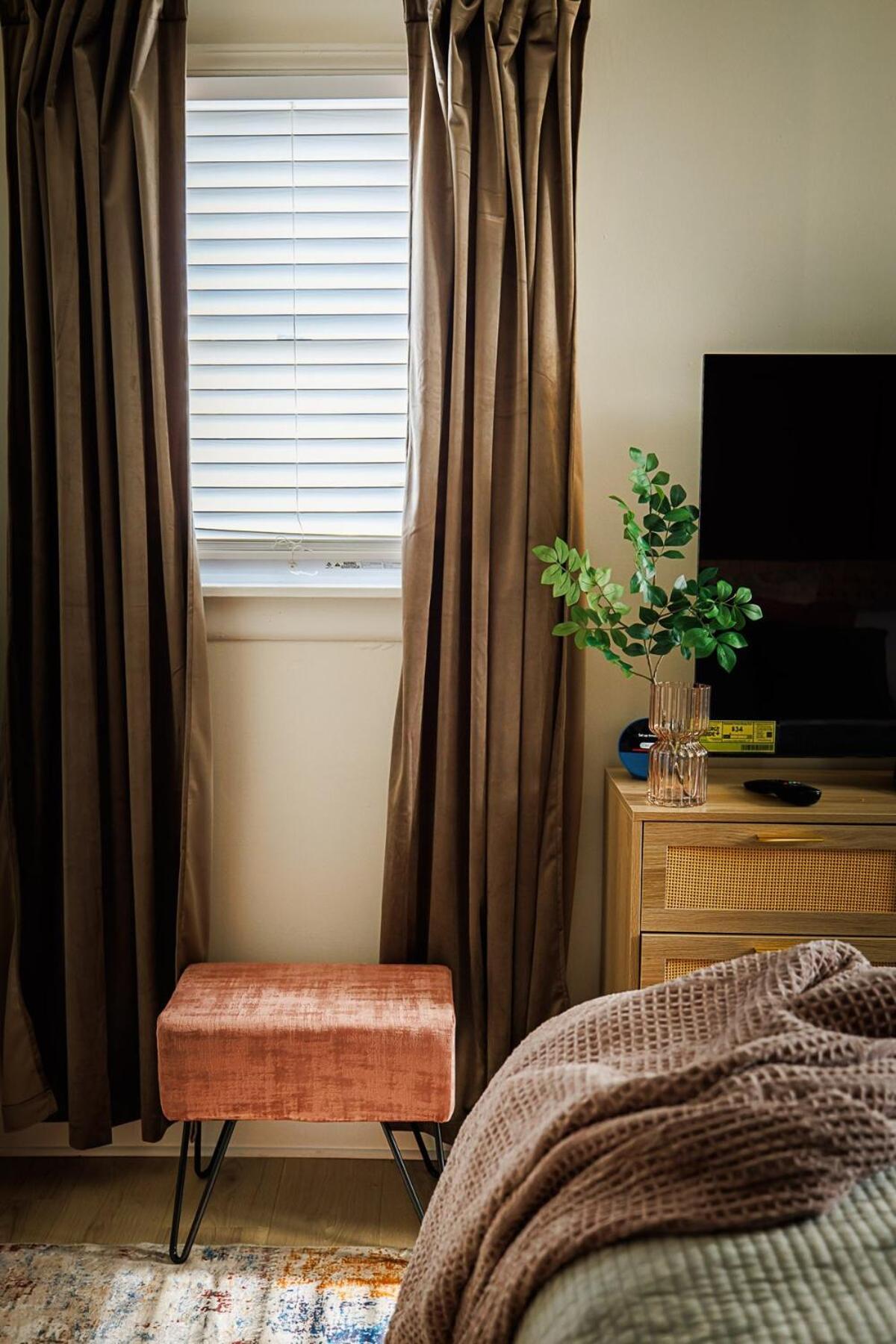 Opulence On Oak Street Apartment